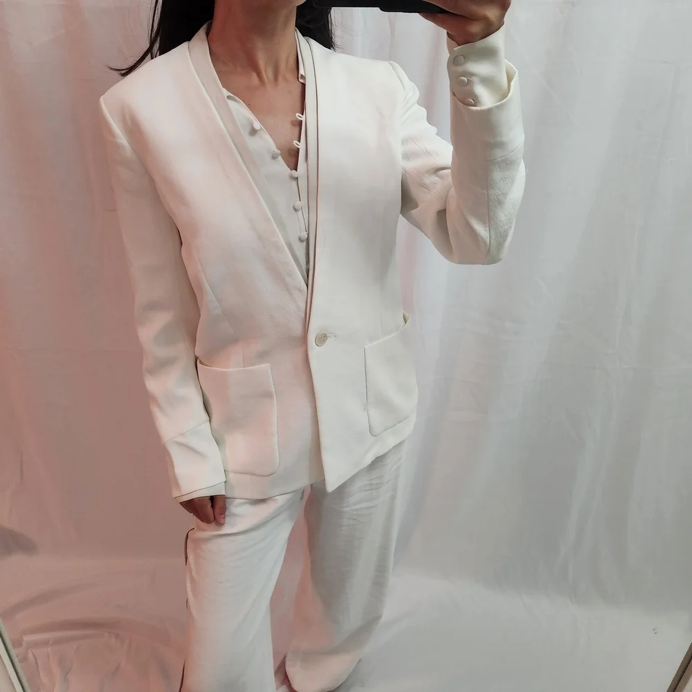 Elegant Maje White Blazer Open front v Neck Fashion. Layering